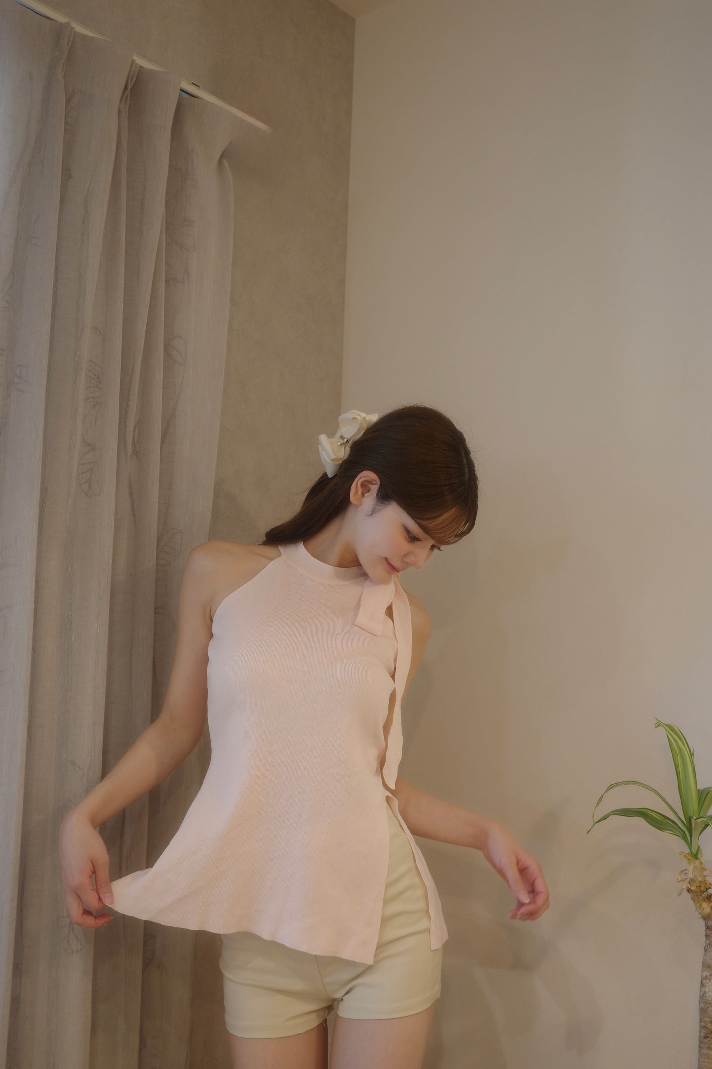 【produced by momo】リボンネックスリットペプラムニット